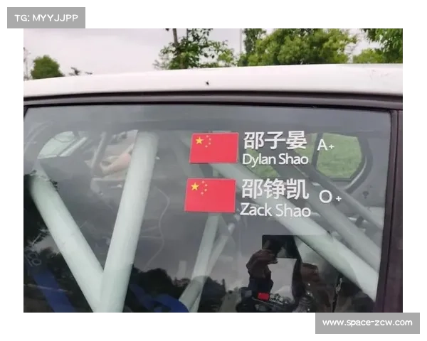 参赛车手须年满18周岁并持有有效驾照,每车至少配备两名人员