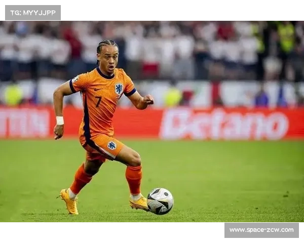 场边故事：门兴格拉德巴赫小球迷闯入场地获哈维·西蒙斯拥抱